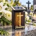 GRA-063-SMF-12LED   Znicz solarny na grób LED z krzyżem Pamiętamy lampion cmentarny (8).png