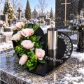 WIĄZANKA NA GRÓB Ze Zniczem LED KOMPOZYCJA KWIATOWA Podstawka Serce RÓŻE