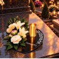 WIĄZANKA NA GRÓB Ze Zniczem LED KOMPOZYCJA KWIATOWA Podstawka Serce LILIE