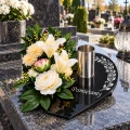 WIĄZANKA NA GRÓB Ze Zniczem LED KOMPOZYCJA KWIATOWA Podstawka Serce LILIE