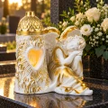 Znicz na grób anioł z latarenką i sercem figurka gipsowa biało-złota 29 cm