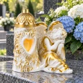 Znicz na grób anioł z latarenką i sercem figurka gipsowa biało-złota 29 cm