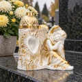 Znicz na grób anioł z latarenką i sercem figurka gipsowa biało-złota 29 cm
