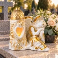 Znicz na grób anioł z latarenką i sercem figurka gipsowa biało-złota 29 cm