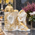 Znicz na grób anioł z latarenką i sercem figurka gipsowa biało-złota 29 cm