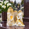 Znicz na grób anioł z latarenką i sercem figurka gipsowa biało-złota 29 cm