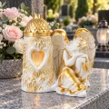 Znicz na grób anioł z latarenką i sercem figurka gipsowa biało-złota 29 cm