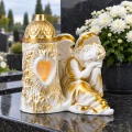 Znicz na grób anioł z latarenką i sercem figurka gipsowa biało-złota 29 cm