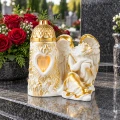 Znicz na grób anioł z latarenką i sercem figurka gipsowa biało-złota 29 cm