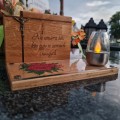 SOLARNY ZNICZ LED STATUETKA NA CMENTARZ GRÓB DUŻA DĄB RÓŻA
