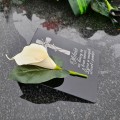 DEKORACJA na grób GRAWEROWANY ZNICZ podstawka na cmentarz KWIAT LILIA