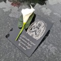DEKORACJA na grób GRAWEROWANY ZNICZ podstawka na cmentarz KWIAT LILIA