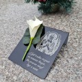 DEKORACJA na grób GRAWEROWANY ZNICZ podstawka na cmentarz KWIAT LILIA