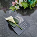 DEKORACJA na grób GRAWEROWANY ZNICZ podstawka na cmentarz KWIAT LILIA