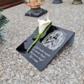 DEKORACJA na grób GRAWEROWANY ZNICZ podstawka na cmentarz KWIAT LILIA