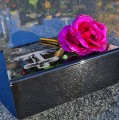 DEKORACJA na grób GRAWEROWANY ZNICZ podstawka na cmentarz RÓŻA