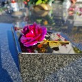 DEKORACJA na grób GRAWEROWANY ZNICZ podstawka na cmentarz RÓŻA DLA BABCI