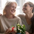 PREZENT NA DZIEŃ MAMY SZKLANA RAMKA Z IMIENIEM Podstawką Motyle Kwiaty