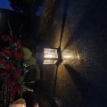 ZNICZ SOLARNY LED LAMPION NA GRÓB STATUETKA NA CMENTARZ Z KRZYŻEM