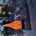 ZNICZ statuetka podstawka na cmentarz grób PŁOMIEŃ LED wieczny lampion