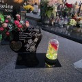 DEKORACJA na grób GRAWEROWANY ZNICZ podstawka na cmentarz RÓŻA DLA BABCI