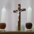 ELEGANCKI ZESTAW KOLĘDOWY Z IKONĄ Krzyż z Jezusem Jasny brąz Świeczniki