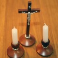 ELEGANCKI ZESTAW KOLĘDOWY Z IKONĄ Krzyż z Jezusem Jasny Brąz Świecznikx2