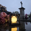 ZNICZ SOLARNY LED LAMPION NA GRÓB STATUETKA NA CMENTARZ Z KRZYŻEM