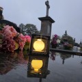 ZNICZ SOLARNY LED LAMPION NA GRÓB STATUETKA NA CMENTARZ Z KRZYŻEM