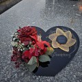 Wiązanka na grób ze zniczem solarnym KOMPOZYCJA KWIATOWA podstawka serce
