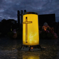 ZNICZ SOLARNY LED LAMPION NA GRÓB STATUETKA NA CMENTARZ KRZYŻ NOWOSCI ZŁOTY