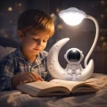 Lampka nocna Astronauta LED dla dzieci do pokoju na biurko USB